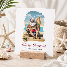 Kerstkaart met surfende Kerstman op het strand