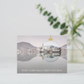 Kerstkaart met winterkerk en X-mas bal Feestdagenkaart (Staand voorkant)