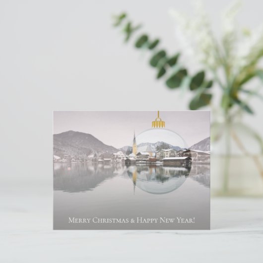 Kerstkaart met winterkerk en X-mas bal Feestdagenkaart (Staand voorkant)