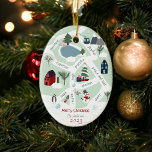 Kerstkaartenverhaal met illustraties keramisch ornament<br><div class="desc">De moderne kerstkaart toont illustraties met dennenbomen,  pinguïns,  ijsschoeisel,  ijsmeer,  huizen,  dorpen,  weg,  berg,  kabelhut,  ski's,  sneeuwman en nog veel meer! Voeg je positieve gevoelens toe,  met vrede en liefde,  vreugde,  vreugde,  vrolijke hoop,  verdienste,  koester,  knuffels... . Voeg je familiefoto achteraan toe.</div>