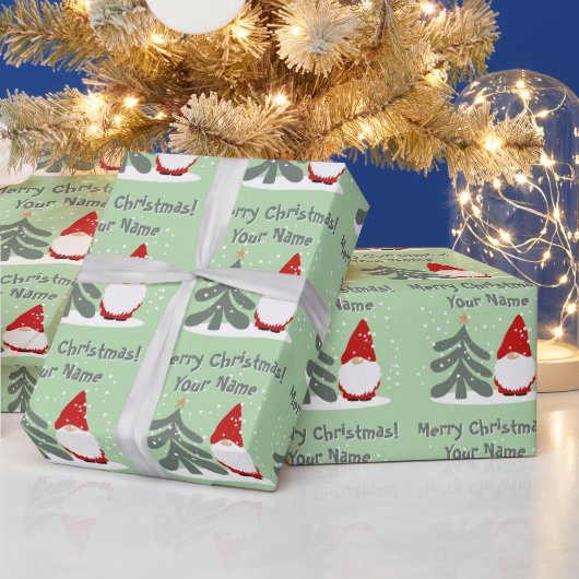 Kerstkabouter met boom gepersonaliseerd vakantiefe cadeaupapier (Feestdagen)