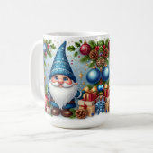 Kerstkabouter met vrolijke kerstversiering koffiemok (Voorkant links)