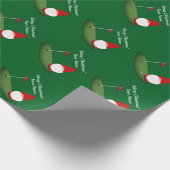 Kerstkabouter op golfbaan grappige feestdag cadeaupapier (Hoek)
