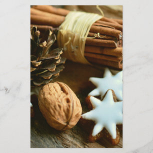 Kerstkaneelsticks en kerstaren briefpapier