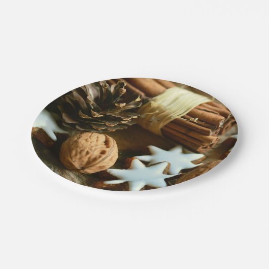 Kerstkaneelsticks en kerstaren papieren bordje (Gekanteld)