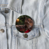 Kerstkat fixeert boom speld achter knoop ronde button 7,6 cm (In situ)
