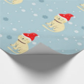 kerstkat met pet op blauw cadeaupapier (Hoek)