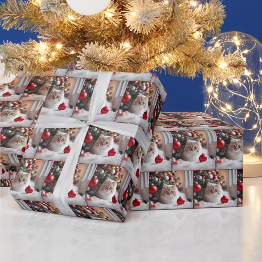 Kerstkat met rood Ornament Cadeaupapier (Feestdagen)