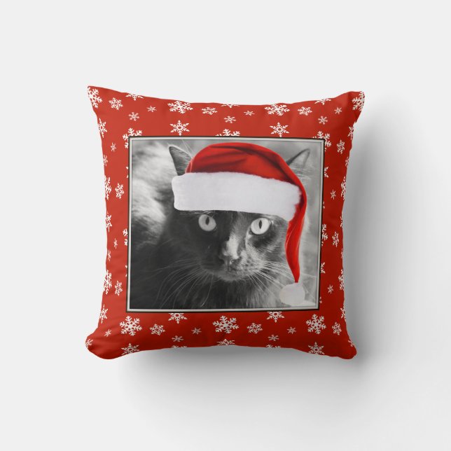 Kerstkat op rode kussen met sneeuwvlokken (Voorkant)