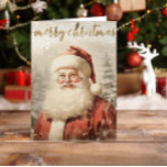 kerstkerst feestdagen kaart<br><div class="desc">Verstuur warme vakantiewensen met deze nostalgische kerstkaart met een vrolijke kerstman in stijl die in een besneeuwd tafereel staat. De woorden Merry Christmas verschijnen in een elegant gouden script aan de bovenkant, waardoor het een tijdloze manier is om feestelijk gejuich te delen met vrienden, familie en collega's. Perfect voor iedereen...</div>