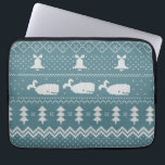 kerstkeuken van brei- en patroonwalvis laptop sleeve<br><div class="desc">Warm en lui ontwerp voor winterdagen en nachten,  met klassieke gekke,  lelijke kersttrui met witte walvissen,  gordels,  blauwe bomen en sneeuwvlokken. Minimalistisch 'Xmas sweater'-patroonvormig design in lichtblauw en wit voor walvisliefhebbers. Kerstpatroontrui op walvis. Ontwerp voor walvisreizen. Scandi walvis kerstcadeaus. Noordse kerstpatronen voor walvissen. kerstcadeaus voor walvissen. Robuust kerstwinterdecor</div>
