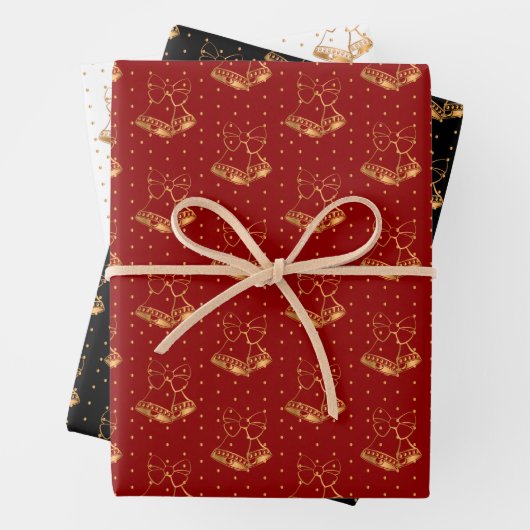 Kerstklokken op rood, zwart en wit inpakpapier vel (In situ)