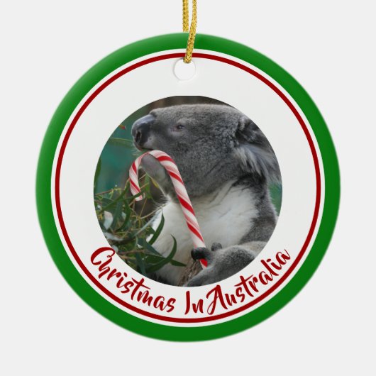 KerstKoala met snoepriet in de Eucalyptusboom Keramisch Ornament (Voorkant)