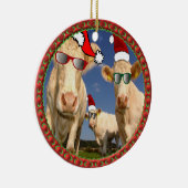 kerstkoeien met bril op en rode kerstmanhoeden keramisch ornament (Rechts)