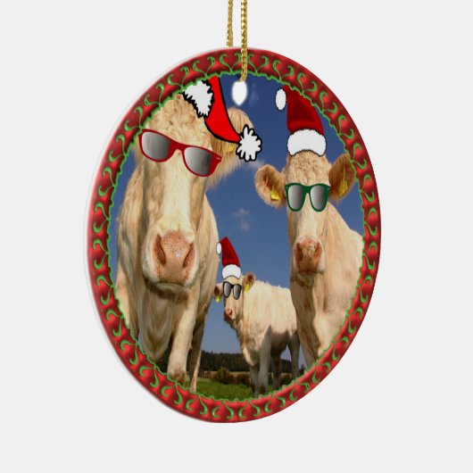 kerstkoeien met bril op en rode kerstmanhoeden keramisch ornament (Rechts)