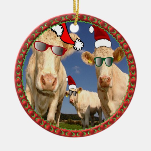 kerstkoeien met bril op en rode kerstmanhoeden keramisch ornament (Voorkant)