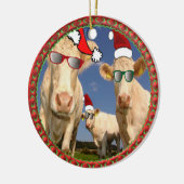 kerstkoeien met bril op en rode kerstmanhoeden keramisch ornament (Links)