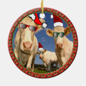 kerstkoeien met bril op en rode kerstmanhoeden keramisch ornament (Achterkant)