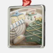 Kerstkoekjes en hanukkah op bord, metalen ornament (Links)