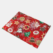 Kerstkoekjes en sneeuwvlokken op rood deurmat (Schuin)