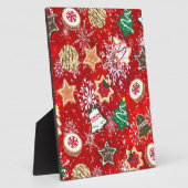 Kerstkoekjes en sneeuwvlokken op rood fotoplaat (Zijkant)