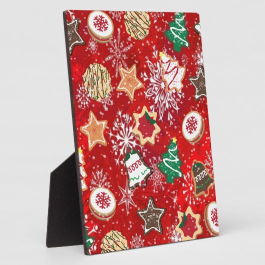 Kerstkoekjes en sneeuwvlokken op rood fotoplaat (Zijkant)