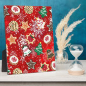 Kerstkoekjes en sneeuwvlokken op rood fotoplaat (Zijkant)