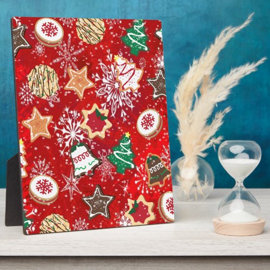 Kerstkoekjes en sneeuwvlokken op rood fotoplaat (Zijkant)