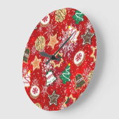 Kerstkoekjes en sneeuwvlokken op rood grote klok (Hoek)