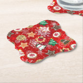 Kerstkoekjes en sneeuwvlokken op rood kartonnen onderzetters (Gekanteld)