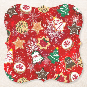 Kerstkoekjes en sneeuwvlokken op rood kartonnen onderzetters