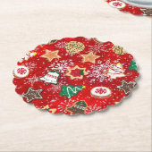 Kerstkoekjes en sneeuwvlokken op rood kartonnen onderzetters (Gekanteld)