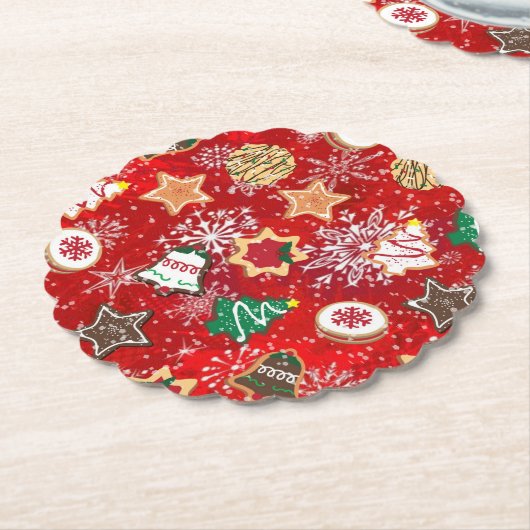 Kerstkoekjes en sneeuwvlokken op rood kartonnen onderzetters (Gekanteld)