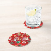 Kerstkoekjes en sneeuwvlokken op rood kartonnen onderzetters (Insitu)