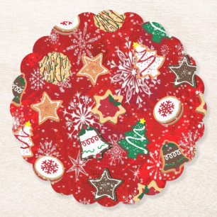 Kerstkoekjes en sneeuwvlokken op rood kartonnen onderzetters