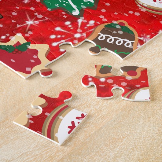 Kerstkoekjes en sneeuwvlokken op rood legpuzzel (Zijkant)