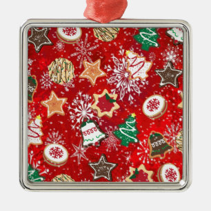 Kerstkoekjes en sneeuwvlokken op rood metalen ornament