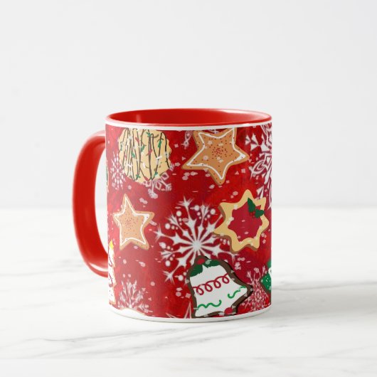 Kerstkoekjes en sneeuwvlokken op rood mok (Voorkant links)