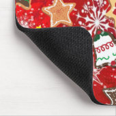 Kerstkoekjes en sneeuwvlokken op rood muismat (Hoek)