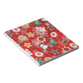 Kerstkoekjes en sneeuwvlokken op rood notitieblok (Schuin)