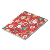 Kerstkoekjes en sneeuwvlokken op rood notitieblok (Linkerzijde)