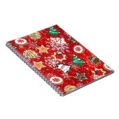 Kerstkoekjes en sneeuwvlokken op rood notitieboek (Rechterzijde)