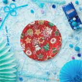 Kerstkoekjes en sneeuwvlokken op rood papieren bordje (Feest)