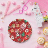 Kerstkoekjes en sneeuwvlokken op rood papieren bordje (Feest)