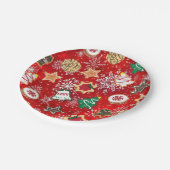 Kerstkoekjes en sneeuwvlokken op rood papieren bordje (Gekanteld)