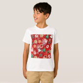 Kerstkoekjes en sneeuwvlokken op rood t-shirt (Voorkant volledig)