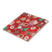 Kerstkoekjes en sneeuwvlokken op rood tegeltje (Zijkant)