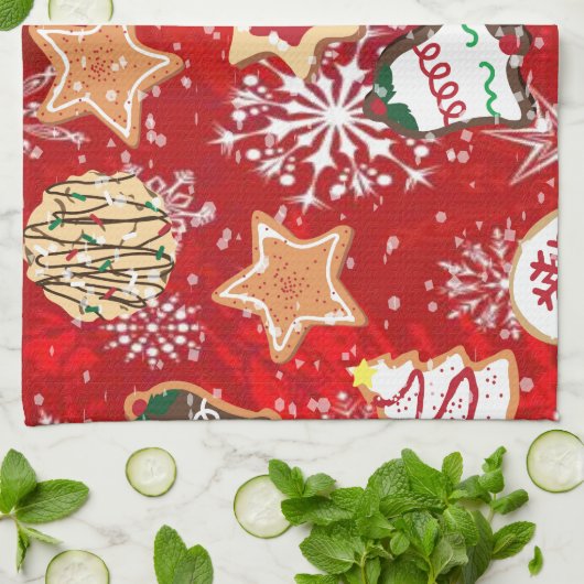 Kerstkoekjes en sneeuwvlokken op rood theedoek (Gevouwen)