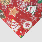 Kerstkoekjes en sneeuwvlokken op rood tissuepapier (Detail)