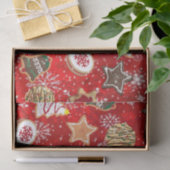 Kerstkoekjes en sneeuwvlokken op rood tissuepapier (Geschenk)
